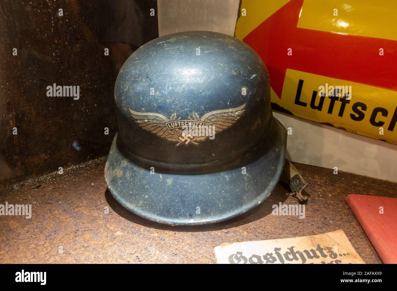 L'allemand casque d'acier à l'intérieur du petit musée à l'intérieur de la Fuggerei buker, une enclave fortifiée au sein de la ville d'Augsbourg, Bavière, Allemagne. Banque D'Images