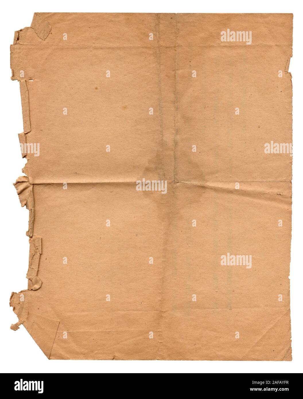 Numérisation haute résolution d'un vieux morceau de papier déchiré et froissé marron à partir des années 1960. L'arrière-plan est blanc isolé. Banque D'Images