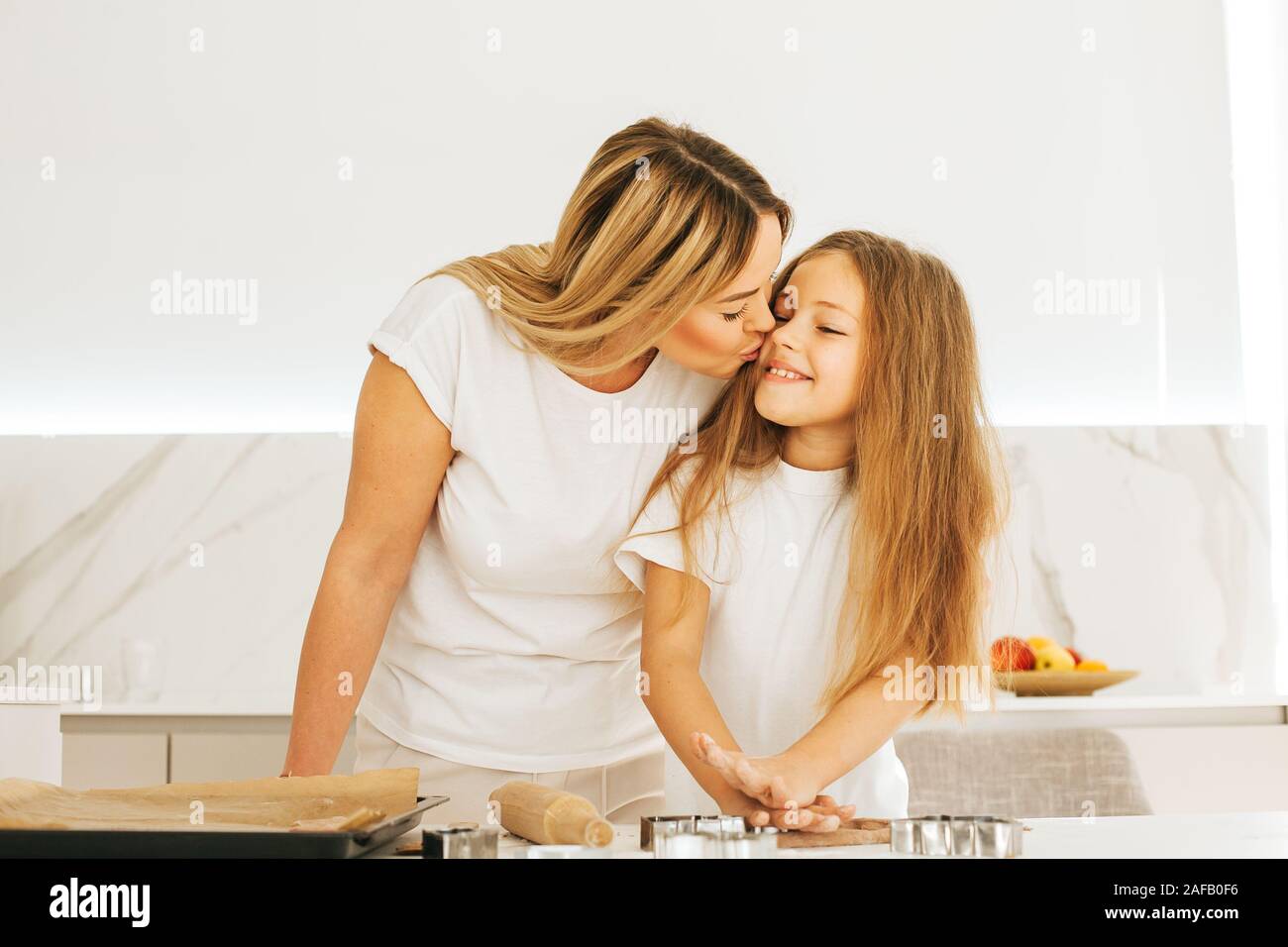 Jeune mère et fille faire pâte ensemble Banque D'Images