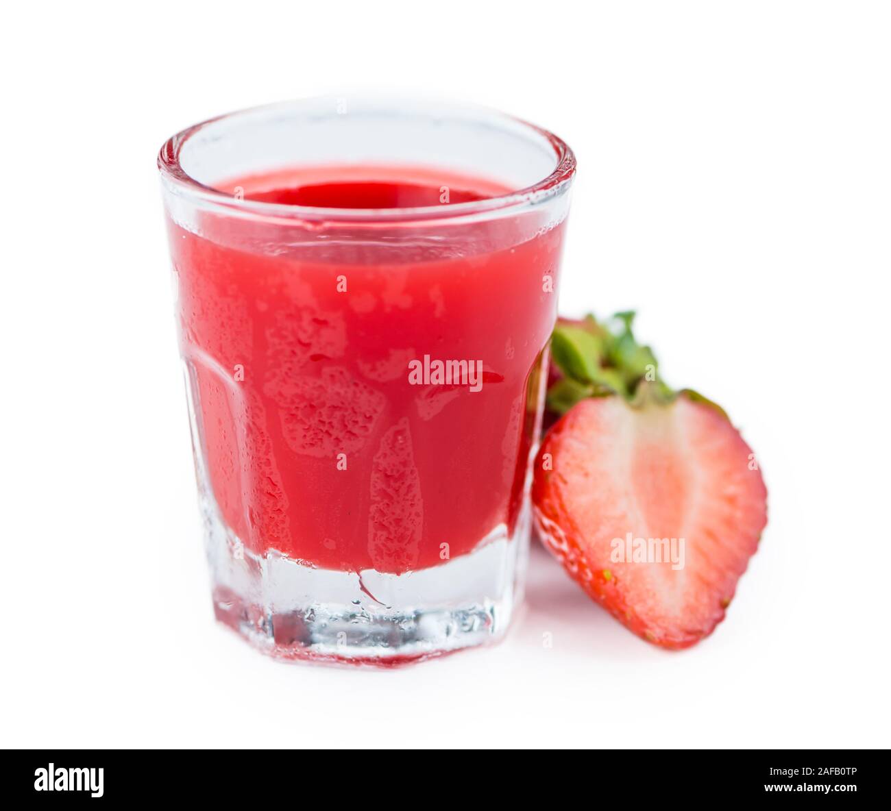 Liqueur de fraises isolé sur fond blanc, portrait, close-up shot Banque D'Images