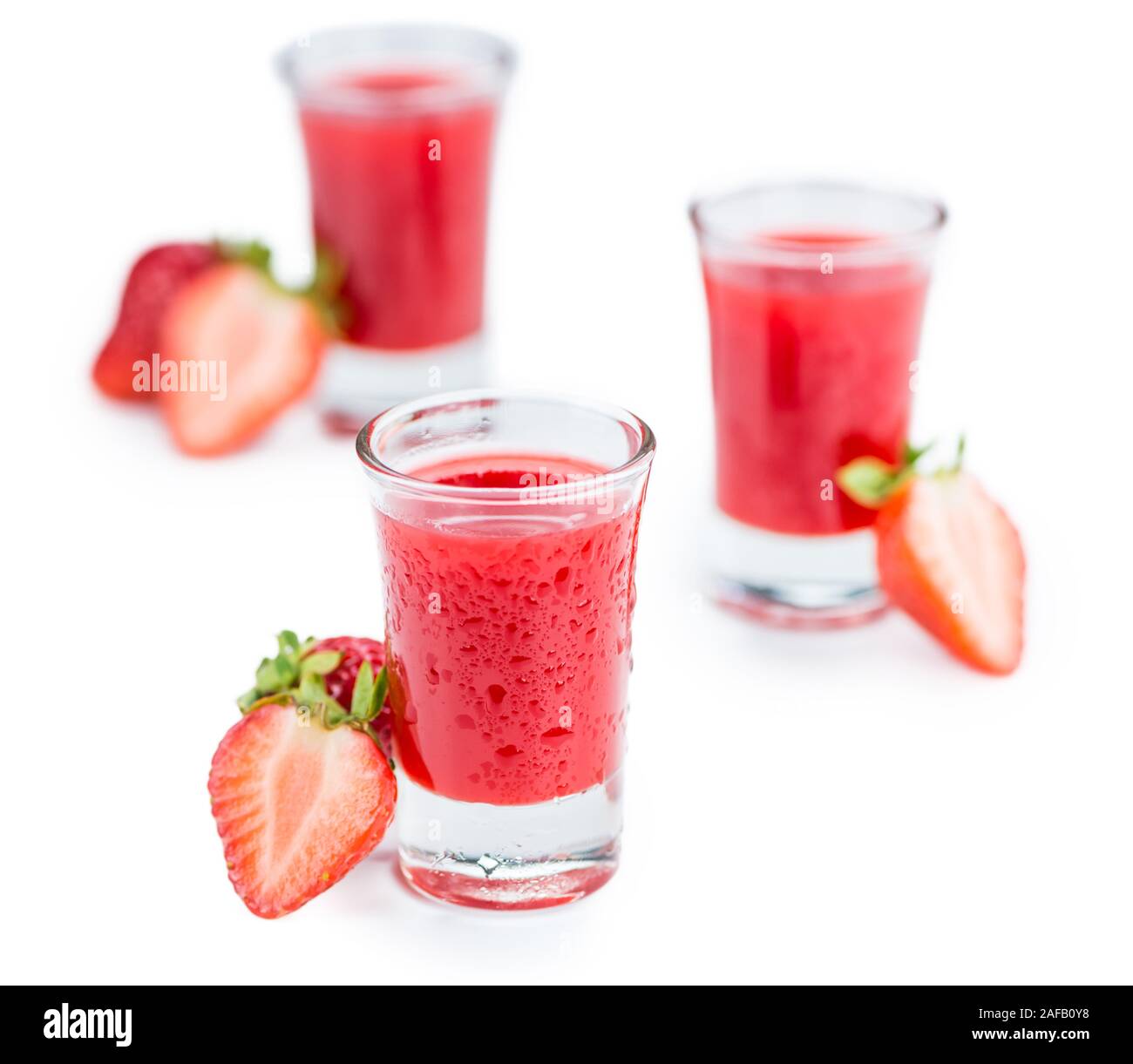 Liqueur de fraise frais isolé sur fond blanc ; close-up shot Banque D'Images