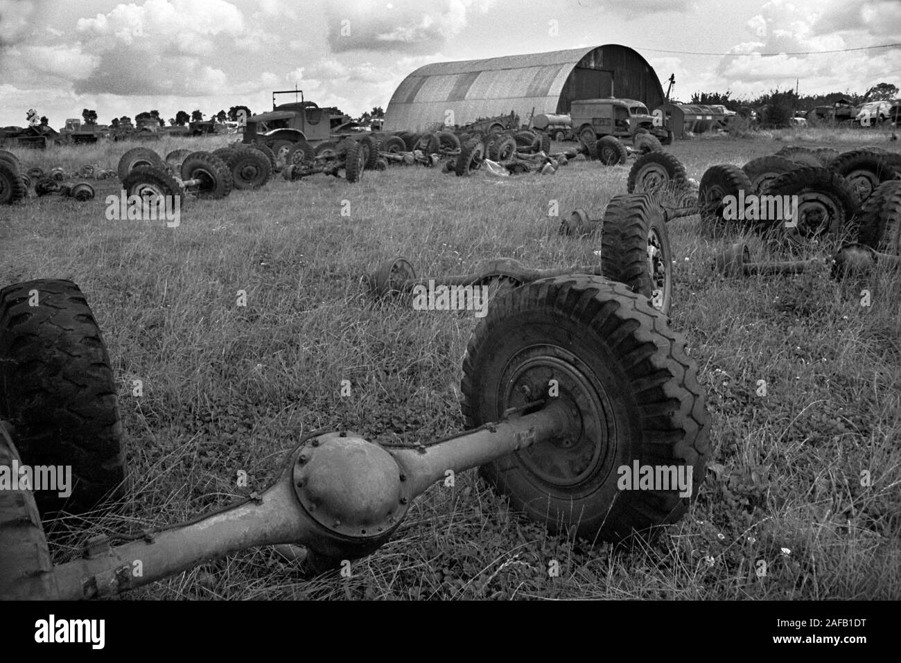 Seconde Guerre mondiale les véhicules militaires et les voitures de l'armée de la seconde Guerre mondiale jetés dans le paysage français.années 1960 Normandie France. 1967 HOMER SYKES Banque D'Images