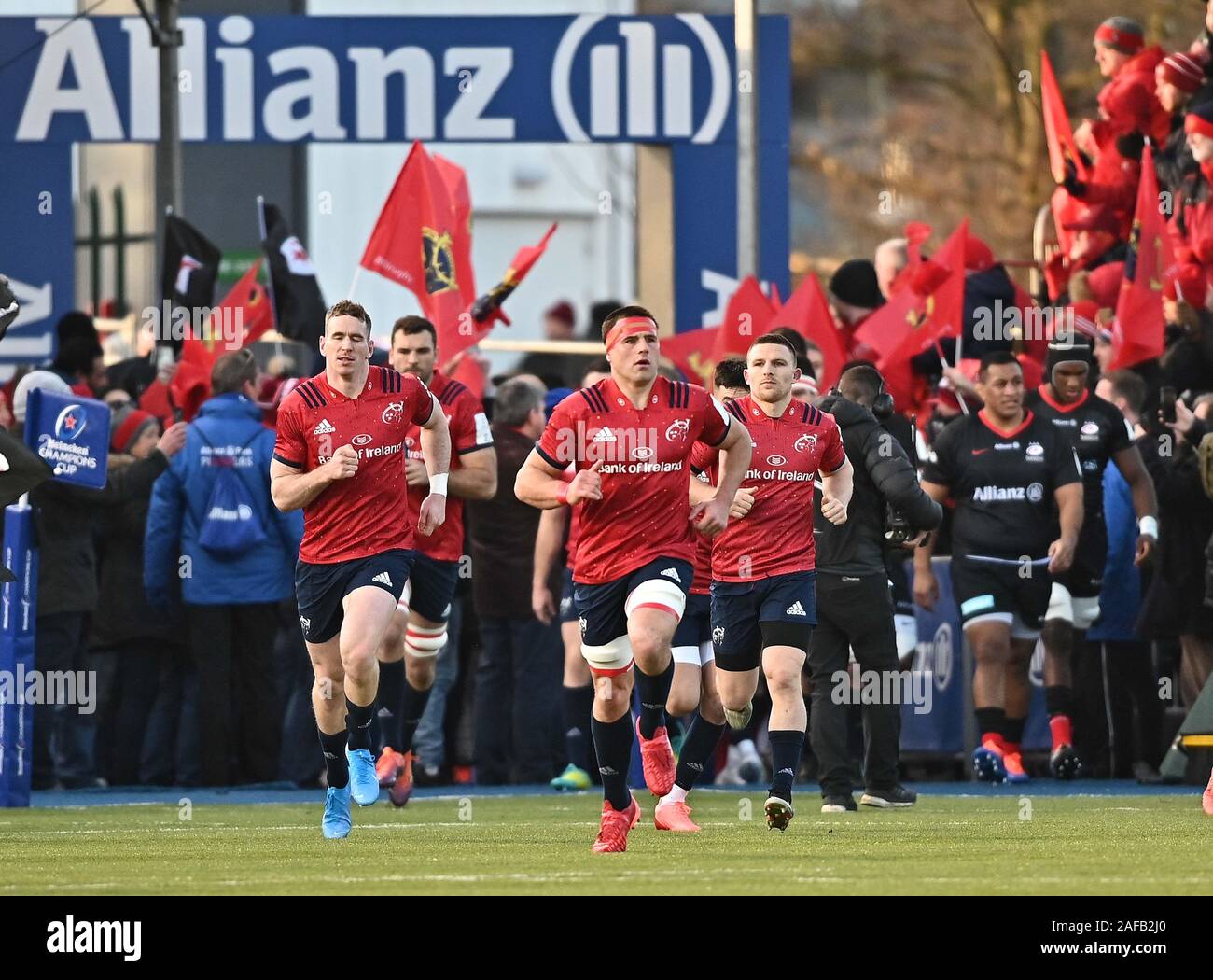 Hendon, Royaume-Uni. 14 Décembre, 2019. Les équipes de l'exécuter sur le terrain. Saracens v Munster Rugby. Piscine 4. Heineken Cup Champions. Allianz Park. Hendon. Londres. UK. Garry Crédit/Sport sous gaine en images/Alamy Live News. Credit : Sport en images/Alamy Live News Banque D'Images