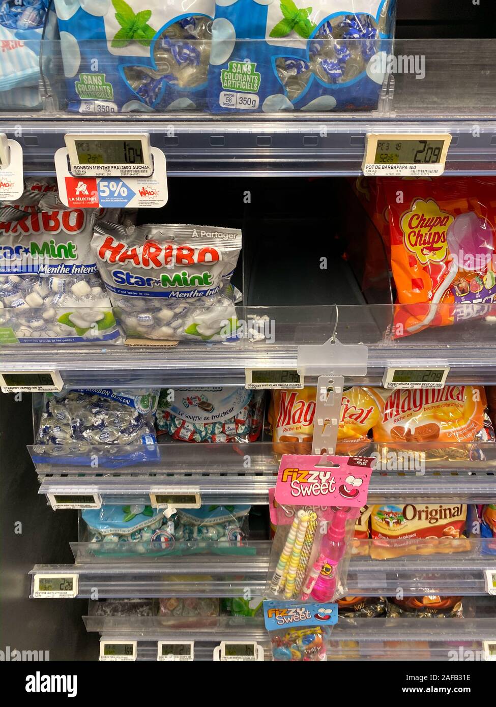 Paris, France - Oct 18, 2019 : Plusieurs bonbons Haribo et de Chupa Chups à vendre à l'intérieur de l'alimentation supermarché Auchan en France Banque D'Images