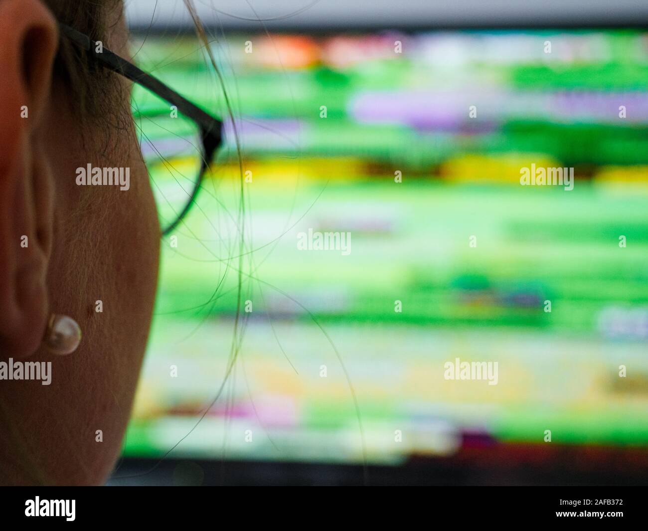 POV femme portant à lunettes à la mauvaise transmission du signal bruit Effet sur l'affichage LCD CRT Écran Problème de diffusion en direct Banque D'Images