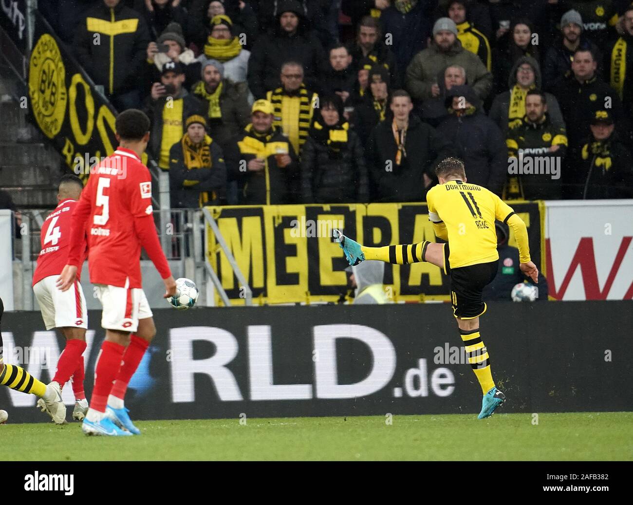 Mainz, Allemagne. 14 Décembre, 2019. Soccer : Bundesliga FSV Mainz 05 - Borussia Dortmund, 15e journée de l'Opel Arena. Le Dortmund Marco Reus (r) a marqué le but de 1-0 aux côtés de Jérémie St.juste (l) et Jean-Paul Boetius de Mayence. Crédit : Thomas Frey/DPA - NOTE IMPORTANTE : en conformité avec les exigences de la DFL Deutsche Fußball Liga ou la DFB Deutscher Fußball-Bund, il est interdit d'utiliser ou avoir utilisé des photographies prises dans le stade et/ou la correspondance dans la séquence sous forme d'images et/ou vidéo-comme des séquences de photos./dpa/Alamy Live News Banque D'Images