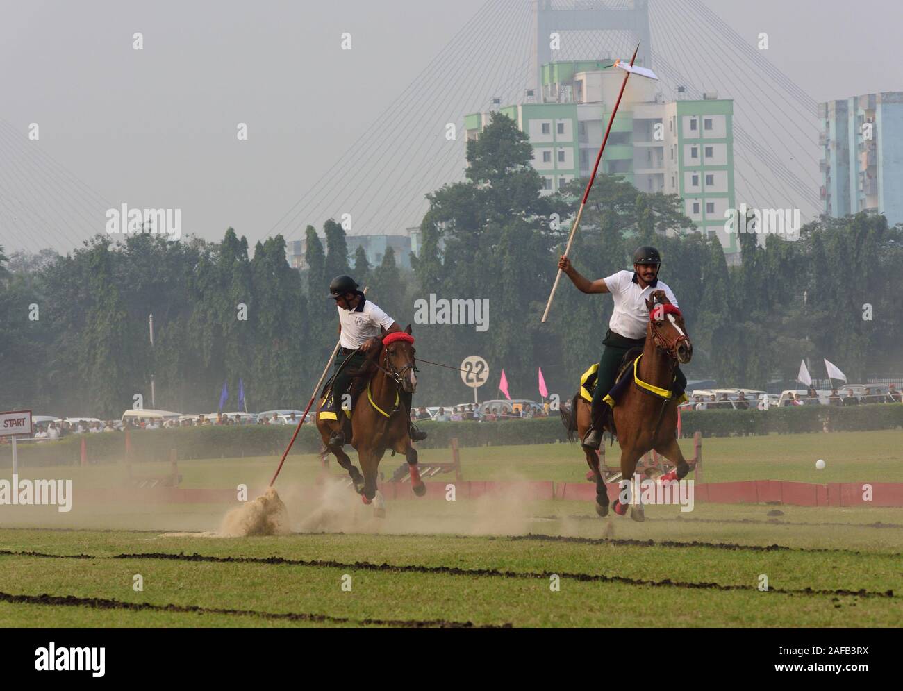 Kolkata, Bengale occidental, Inde. 14 Décembre, 2019. Fête de l'armée indienne Vijay Diwas qui tombent le 16 décembre dernier, aussi la guerre de libération du Bangladesh à travers l'équitation cascades, des cyclistes de sauter sur le feu, vol en hélicoptère, les parachutistes sautant de compétences skies parmi beaucoup d'autres événements au CCFC kolkata sur 14/12/2019. Credit : Sumit Sanyal/ZUMA/Alamy Fil Live News Banque D'Images