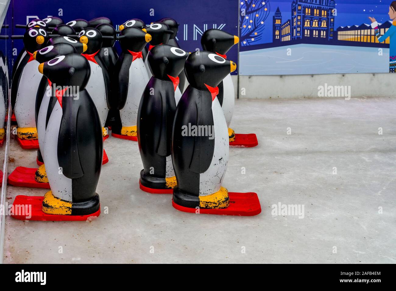 Penguin ice skating Banque de photographies et d'images à haute résolution  - Alamy