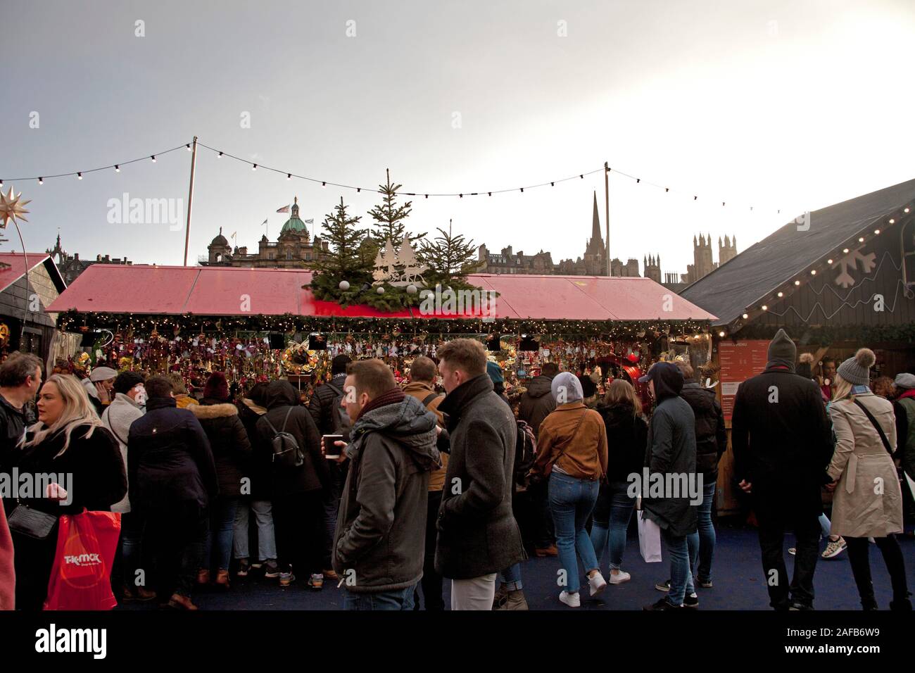 Princes Street, Édimbourg, Écosse, Royaume-Uni. 14 Décembre, 2019. Les acheteurs de Noël et les touristes ont bravé le vent soufflant avec de fortes averses et soleil occasionnels dans le centre-ville et Marché de Noël sur ce deuxième samedi dernier avant le grand jour. Banque D'Images