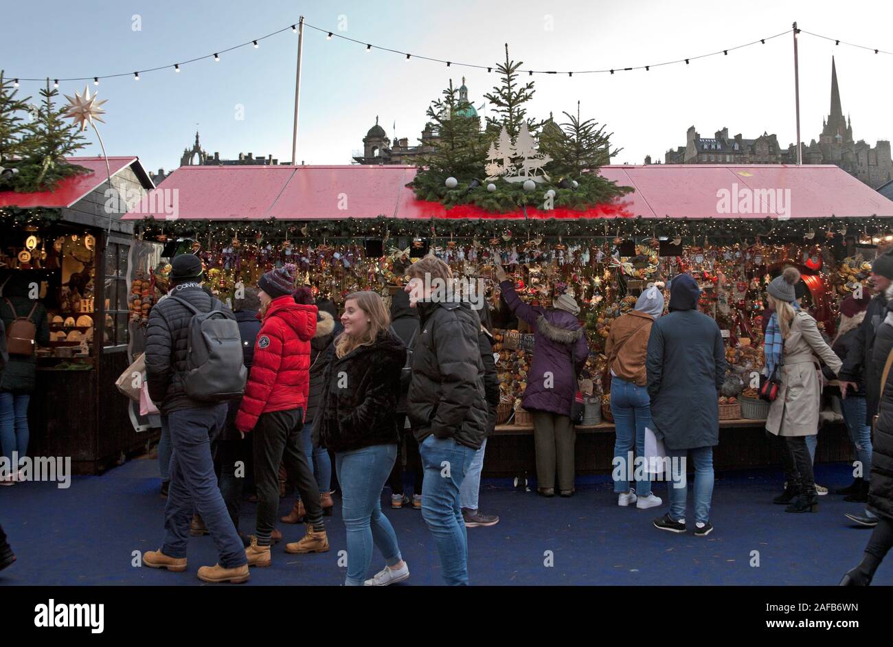 Princes Street, Édimbourg, Écosse, Royaume-Uni. 14 Décembre, 2019. Les acheteurs de Noël et les touristes ont bravé le vent soufflant avec de fortes averses et soleil occasionnels dans le centre-ville et Marché de Noël sur ce deuxième samedi dernier avant le grand jour. Banque D'Images