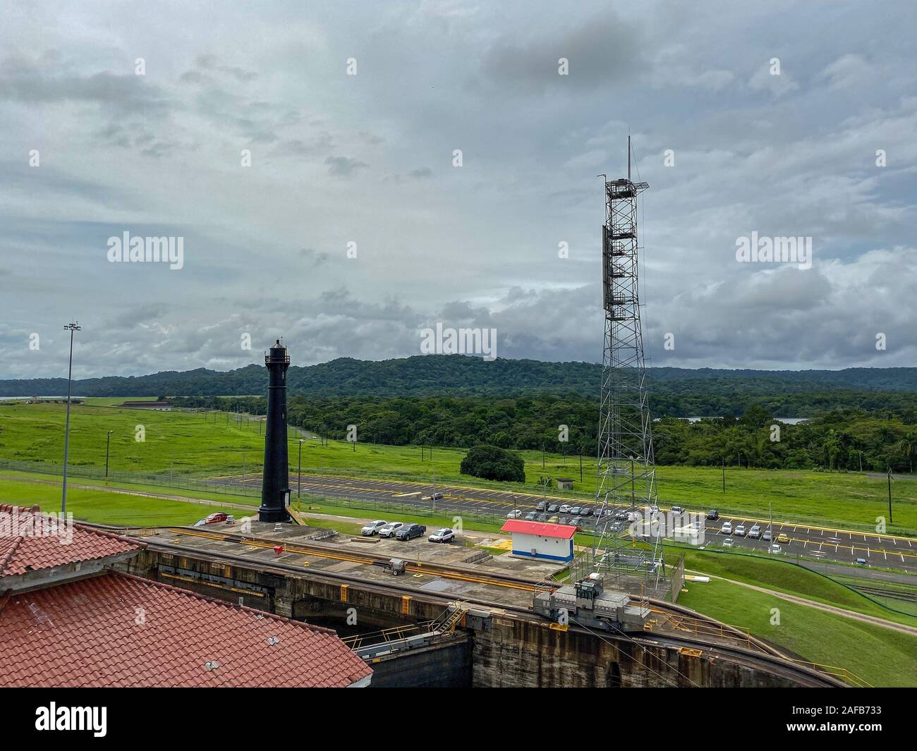 Panama - 11/6/19 : une vue de la forêt tropicale, Phare et tour d'observation d'un navire de croisière dans le canal de Panama. Banque D'Images