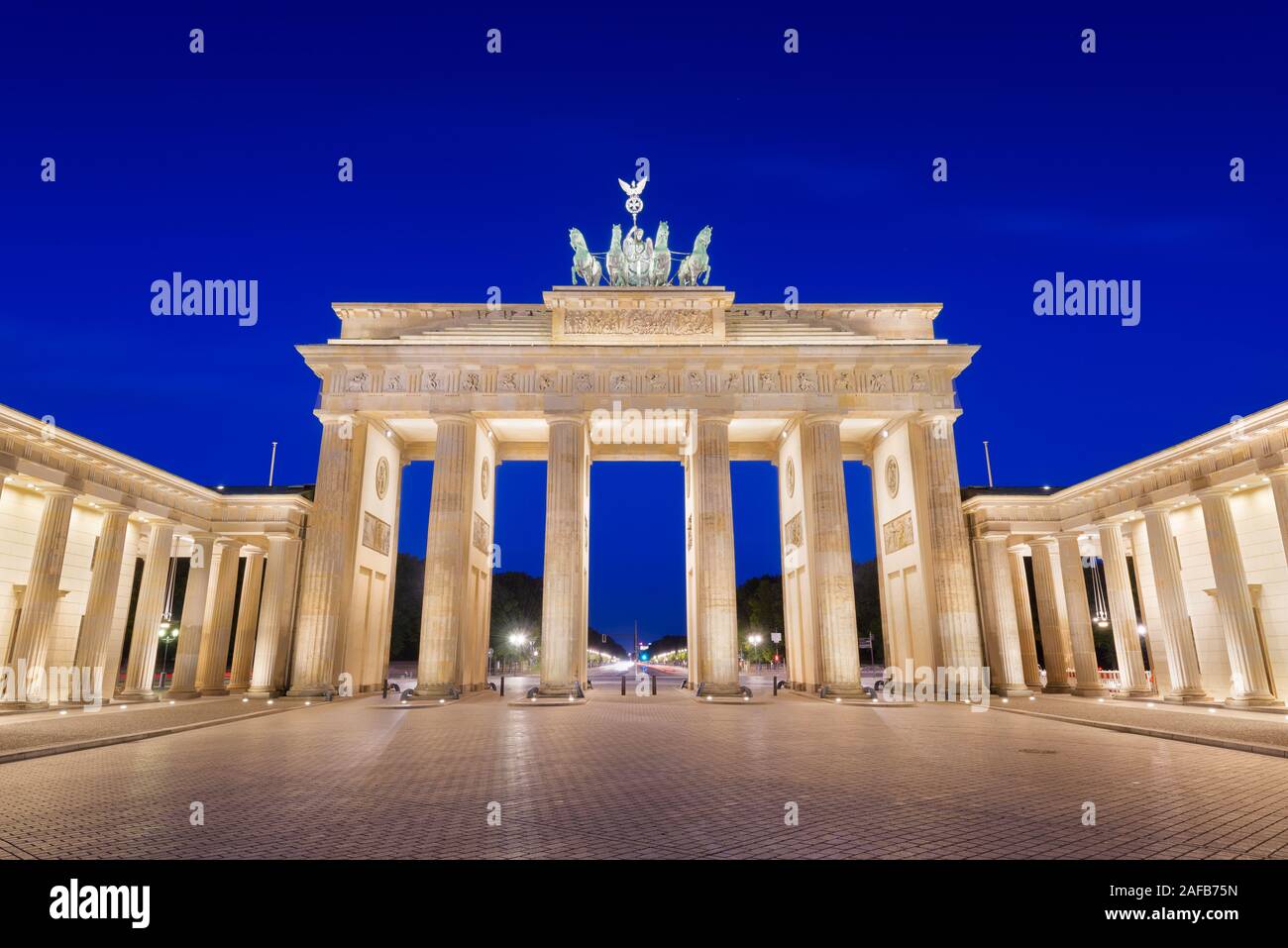 La porte de Brandebourg à Berlin, en Allemagne, au crépuscule. Banque D'Images
