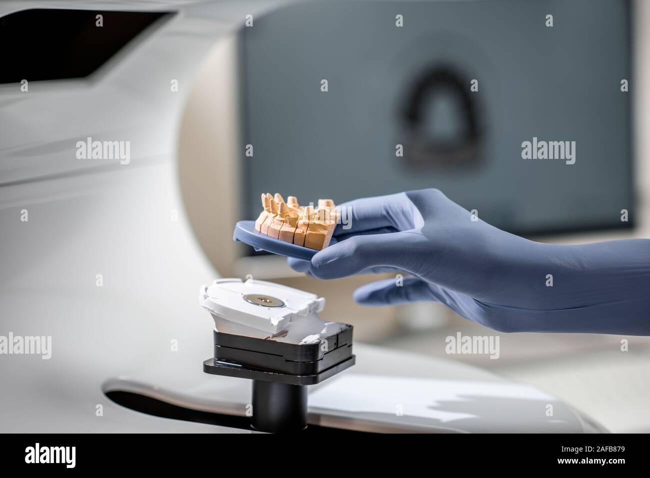 Technicien dentaire de placer dans le modèle de la mâchoire du scanner 3D au laboratoire, close-up Banque D'Images