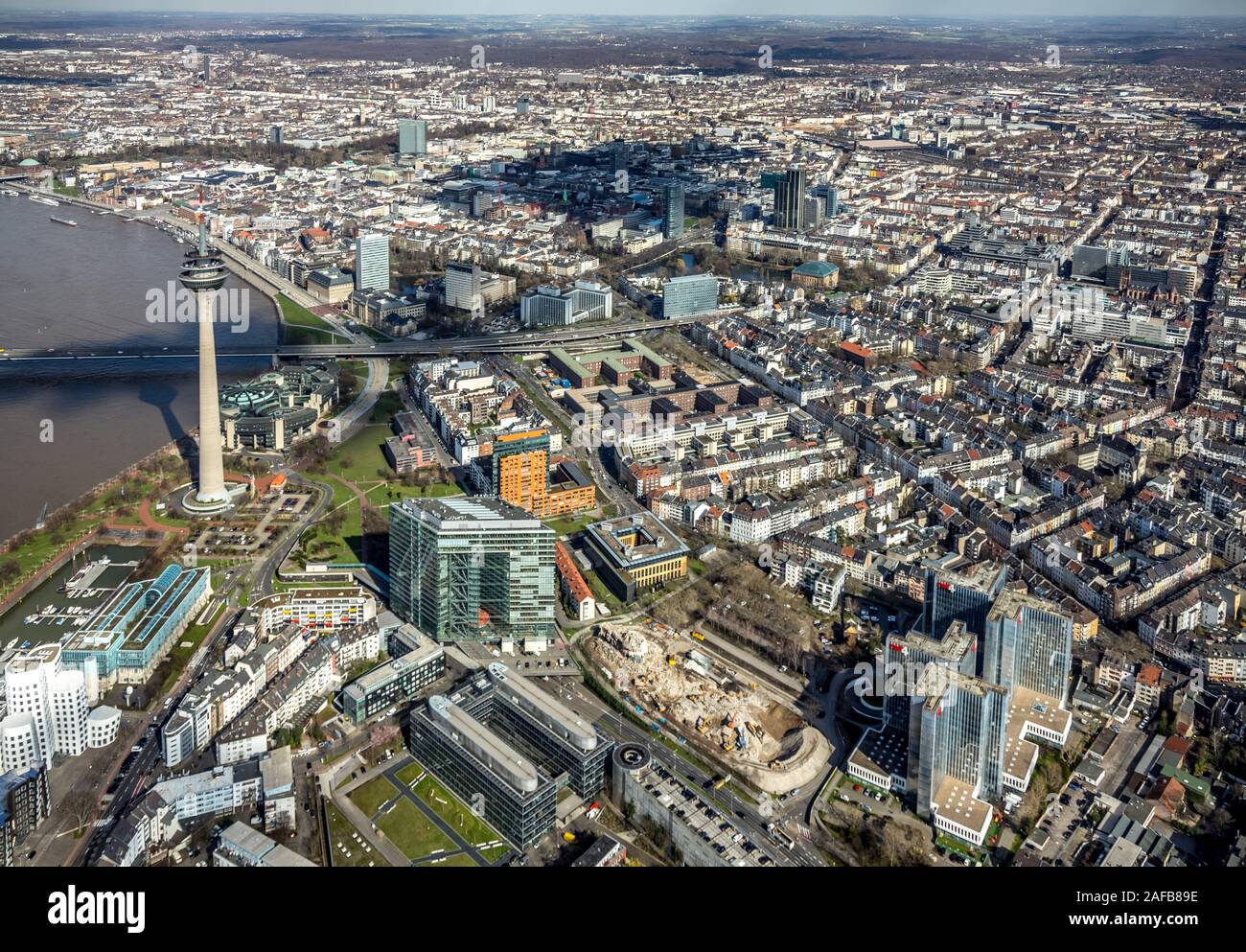 Photo aérienne, le parlement de Düsseldorf, siège du gouvernement du land, le parlement en Rhénanie du Nord-Westphalie, Rheiufer, tour de télévision Düsseldorf Banque D'Images