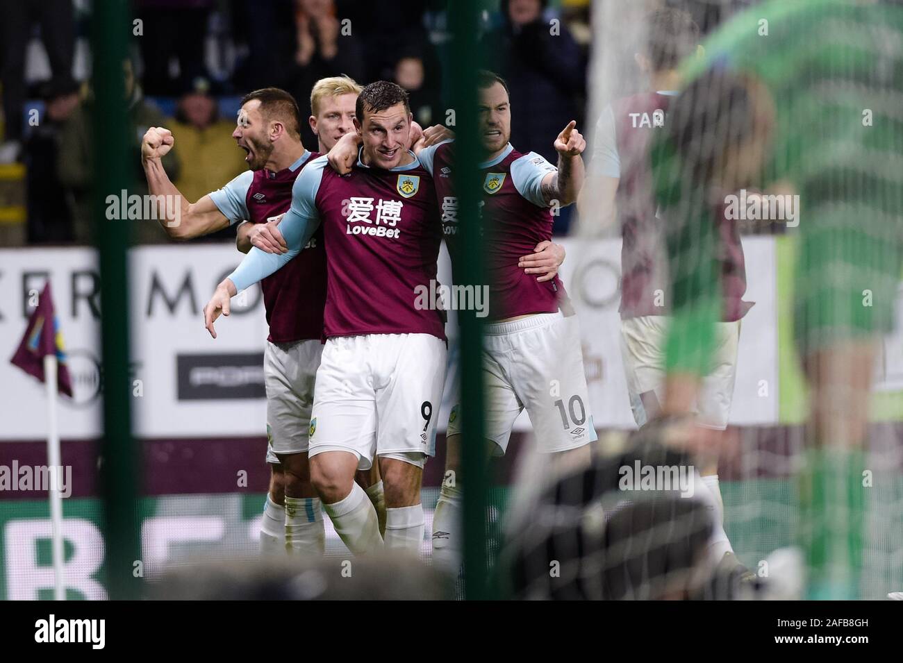 Burnley, Royaume-Uni. 14 Décembre, 2019. Burnley en avant Chris Wood (9) célèbre avec coéquipiers après avoir mis son côté 1-0 de l'avant au cours de la Premier League match entre Newcastle United et Burnley à Turf Moor, Burnley sur Samedi 14 décembre 2019. (Crédit : Andy Whitehead | MI News) photographie peut uniquement être utilisé pour les journaux et/ou magazines fins éditoriales, licence requise pour l'usage commercial Crédit : MI News & Sport /Alamy Live News Banque D'Images