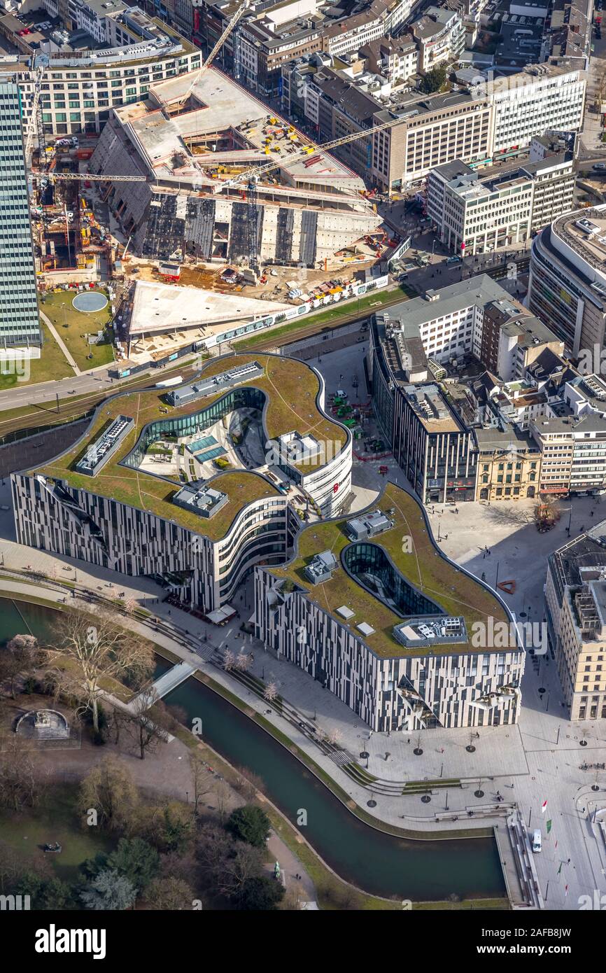 Photo aérienne du site de construction, à côté du bâtiment II Kö-Bogen Schaupielhaus site Düsseldorf, Kö-Bogen, Hofgarten, Dreischeibenhaus Dreischeibenhochhaus, D, Banque D'Images