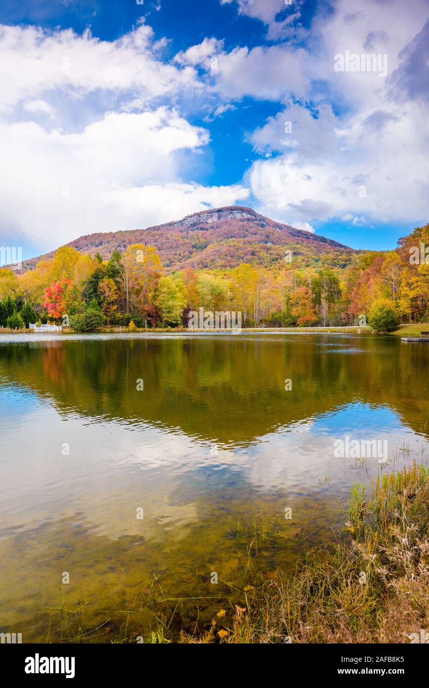 Yonah Mountain, Georgia, USA paysage d'automne et le lac. Banque D'Images
