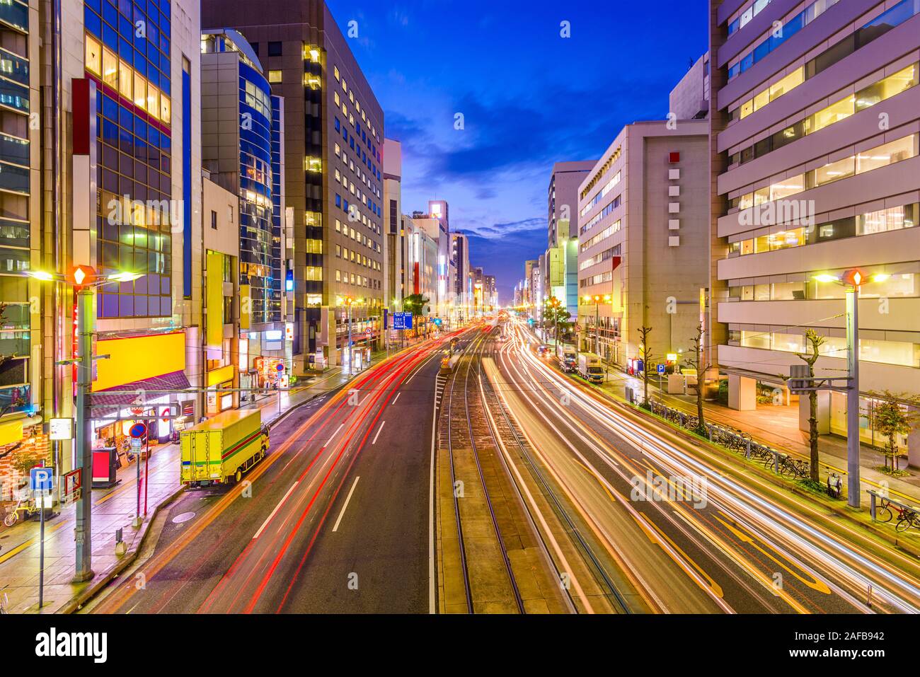Hiroshima, Japon cityscape voir au-dessus de Aioi-Dori Avenue, le quartier commercial central au centre-ville au crépuscule. Banque D'Images