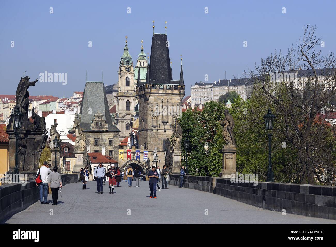 Touristen auf der, Karlsbruecke Blickrichtung Neustaedter Turm, Kleinseite , Prag, Boehmen, Tschechien, Europa Banque D'Images