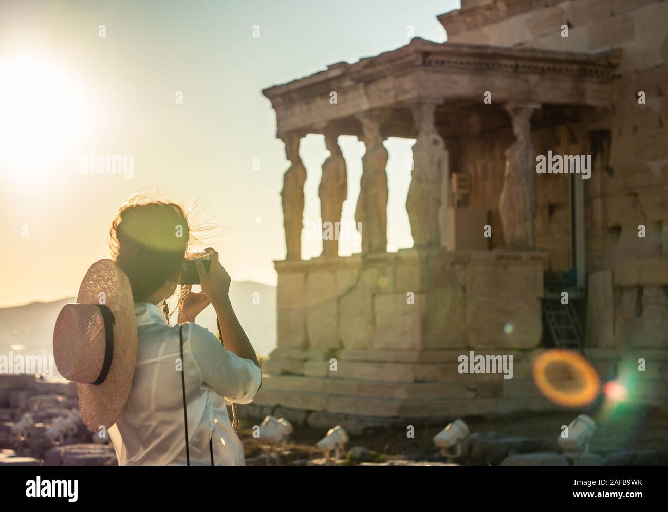 Jeune femme prendre des photos touristiques à Parthénon à Athènes l'acropole, Grèce Banque D'Images