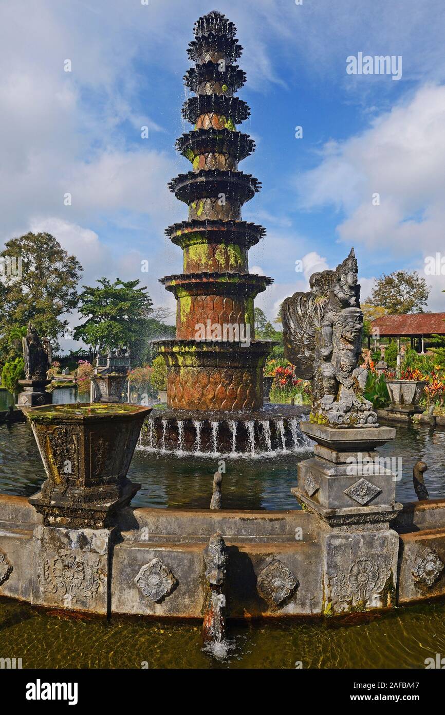 Wasserspiele und im Wasserbecken Wassertempel Tirta Gangga, Bali, Indonesia Banque D'Images