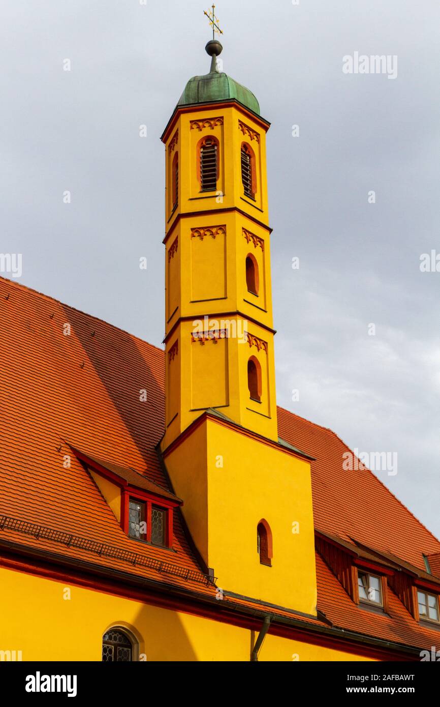 Tour jaune vif de la Spitalkirche Hl. Geist (Heilig-Geist-Kirche) À Dinkelsbühl, Franconie Centrale, Bavière, Allemagne. Banque D'Images