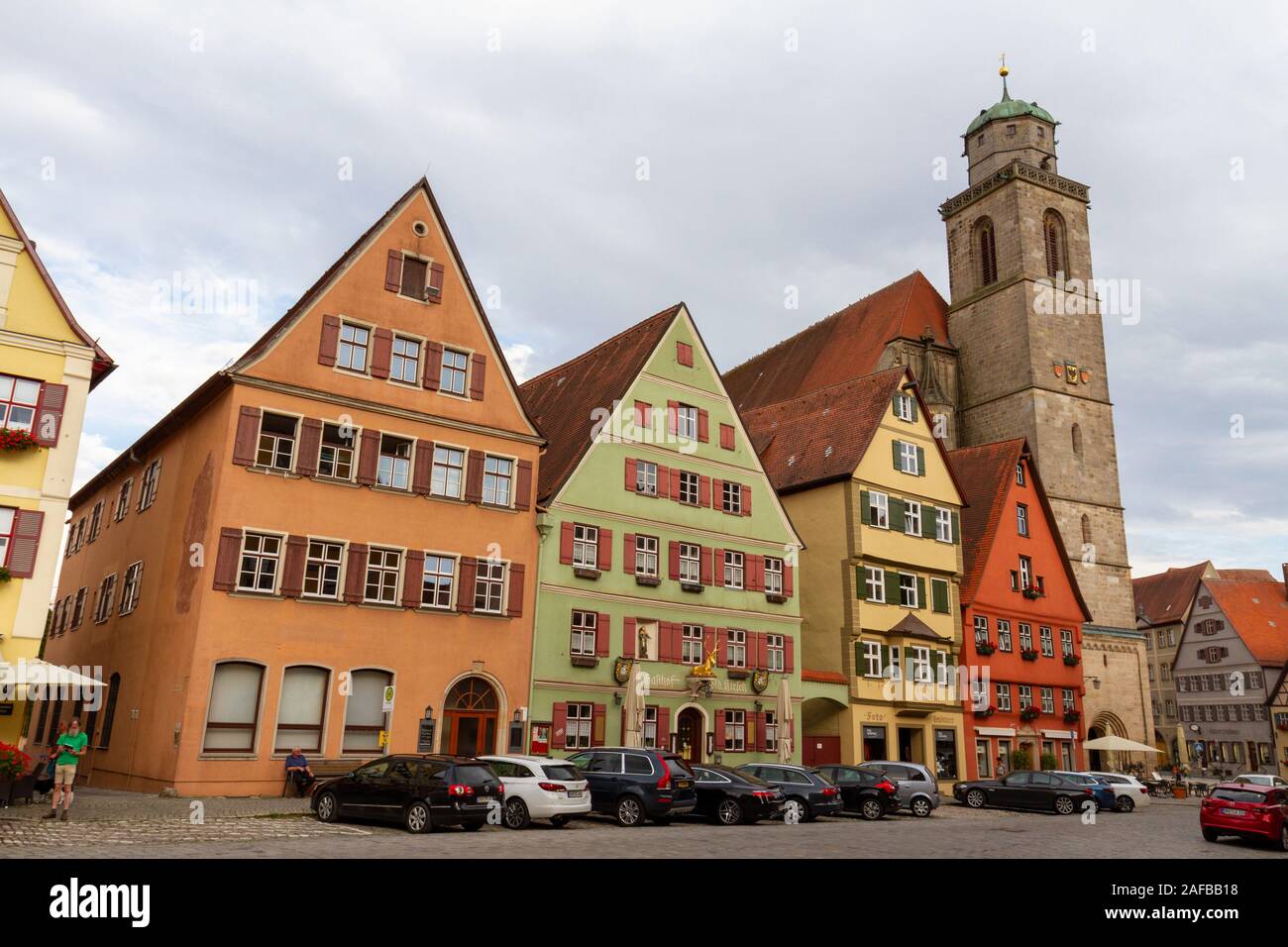 Vue générale sur les beaux hôtels et cafés de Weinmarkt à Dinkelsbühl, Franconie centrale, Bavière, Allemagne. Banque D'Images