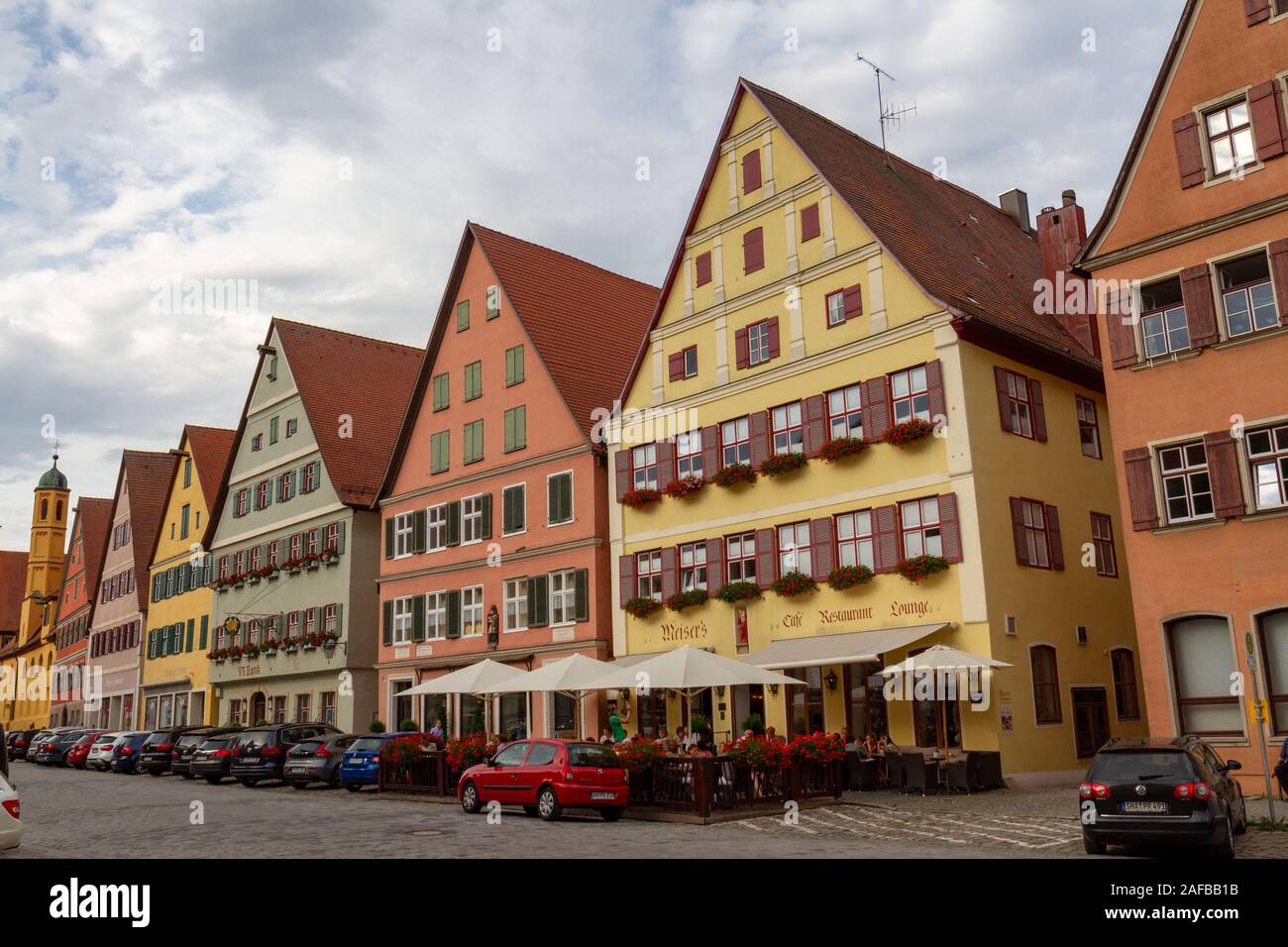 Vue générale sur les beaux hôtels et cafés de Weinmarkt à Dinkelsbühl, Franconie centrale, Bavière, Allemagne. Banque D'Images