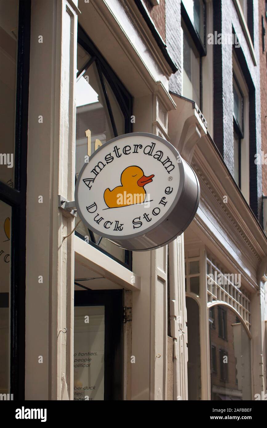 Vue rapprochée d'un canard du magasin de souvenirs de la signalisation dans Amsterdam. Canards en caoutchouc, dans une variété de formes & déguisements, sont la spécialité de ce cadeau moderne Banque D'Images