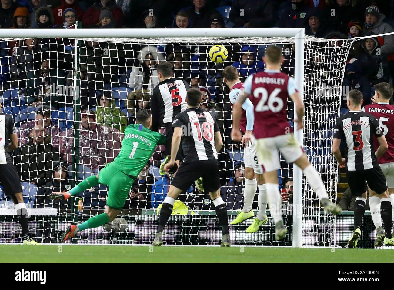 Burnley, Royaume-Uni. 14 Décembre, 2019. Chris Wood de Burnley (9) est à la tête de la balle et marque son 1er équipes objectif. Premier League, Burnley v Newcastle Utd à Turf Moor à Burnley, Lancashire le samedi 14 décembre 2019. Cette image ne peut être utilisé qu'à des fins rédactionnelles. Usage éditorial uniquement, licence requise pour un usage commercial. Aucune utilisation de pari, de jeux ou d'un seul club/ligue/dvd publications. Photos par Chris Stading/Andrew Orchard la photographie de sport/Alamy live news Crédit : Andrew Orchard la photographie de sport/Alamy Live News Banque D'Images