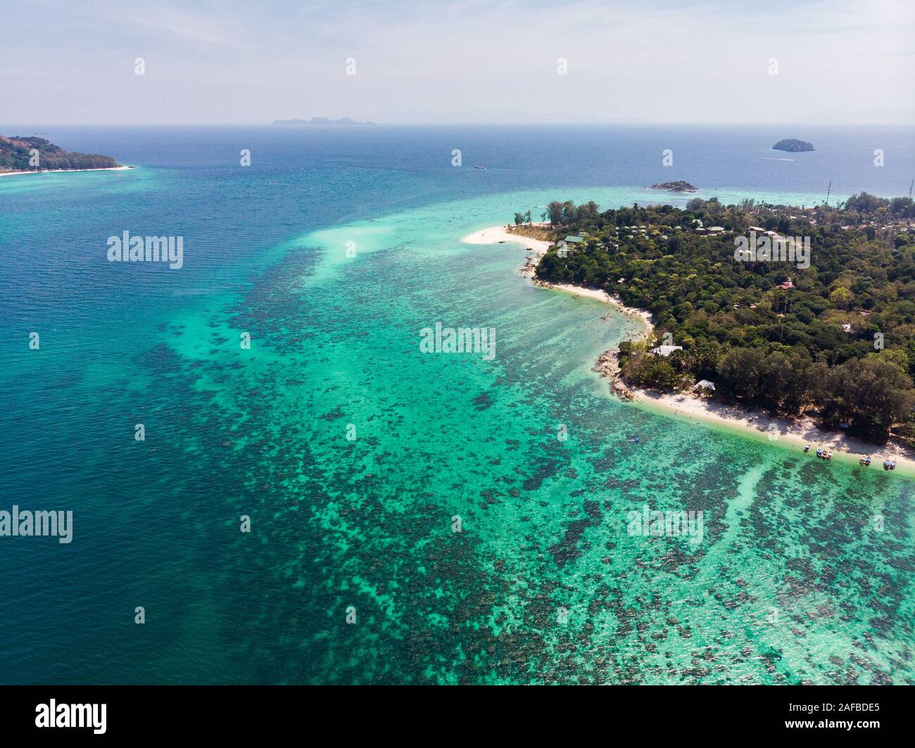Vue aérienne, mer tropicale avec barrière de corail à Lipe, Ranong Banque D'Images