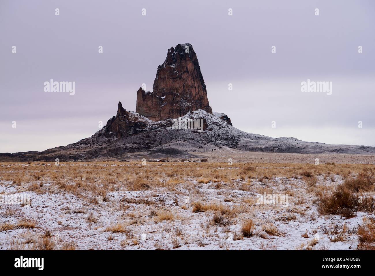 Agathla Peak (Navajo : Aghaałą́, Espagnol : El Capitan) est un pic au sud de Monument Valley, Arizona, qui s'élève à 1500 pieds au-dessus du niveau de la mer Banque D'Images