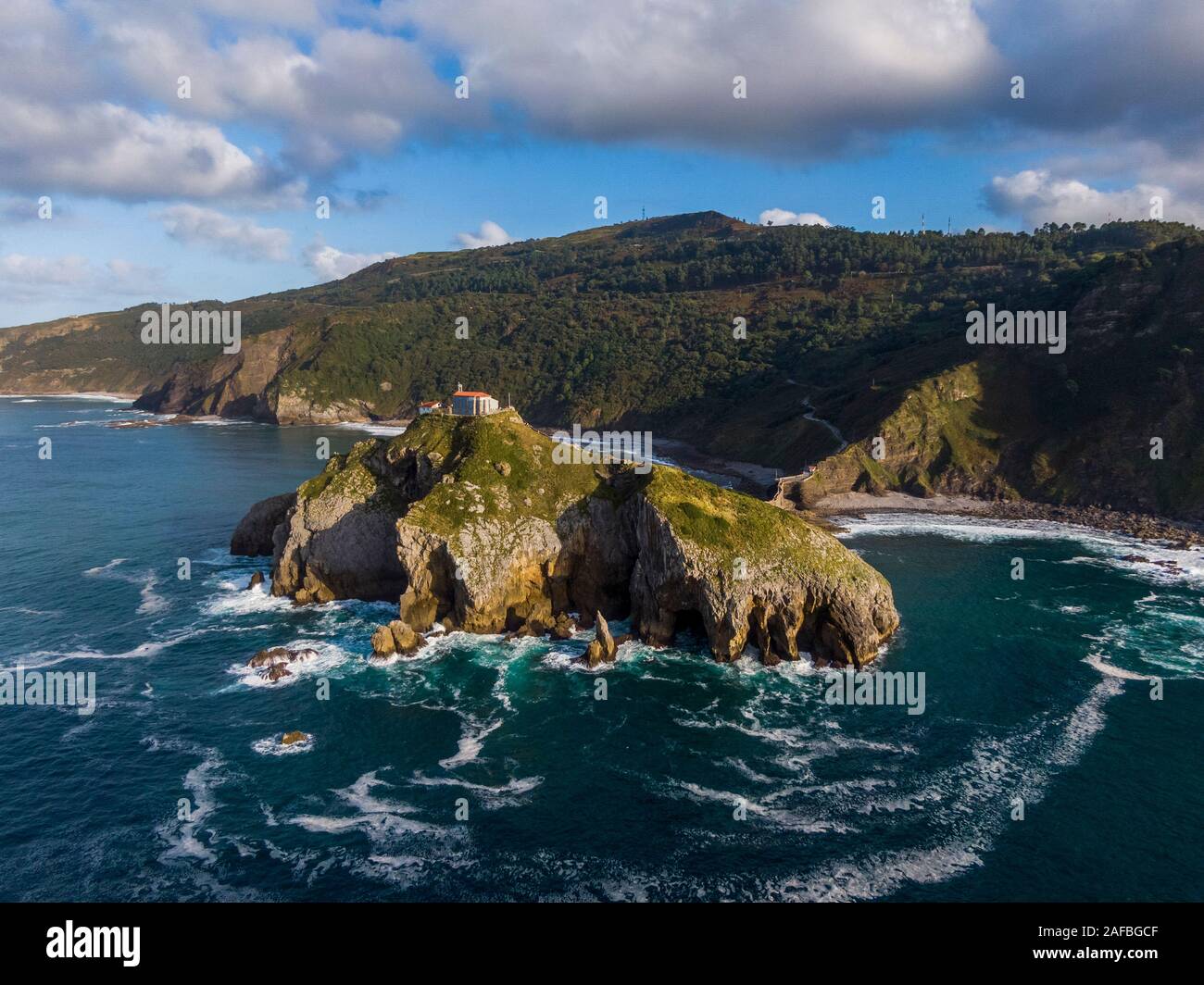 Vue aérienne de l'île de Gaztelugatxe en Espagne Banque D'Images