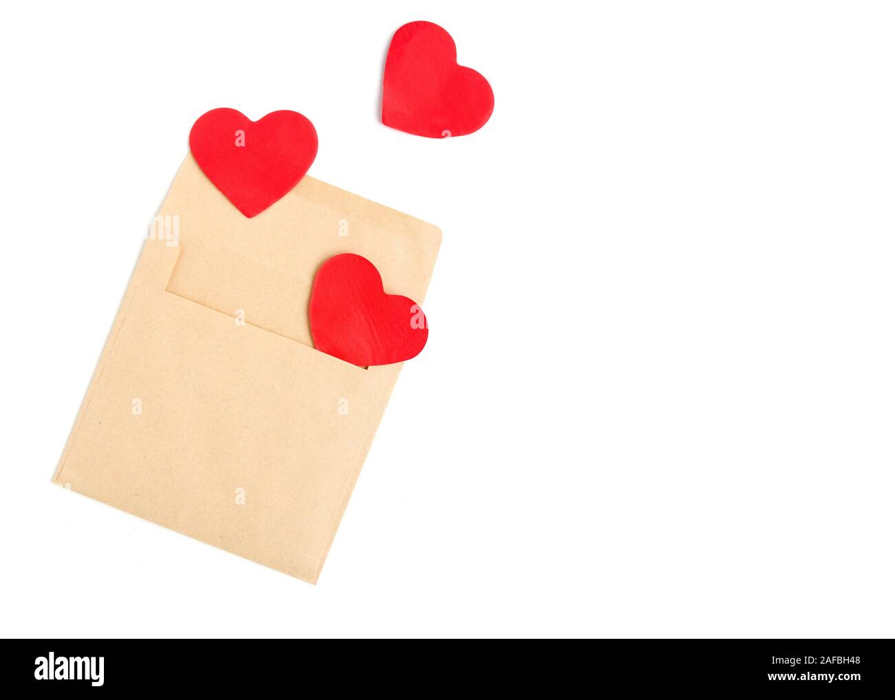 Concept d'amour : l'amour à distance, lettre d'amour, la Saint-Valentin  enveloppe Craft avec cœur rouge sur fond blanc Photo Stock - Alamy