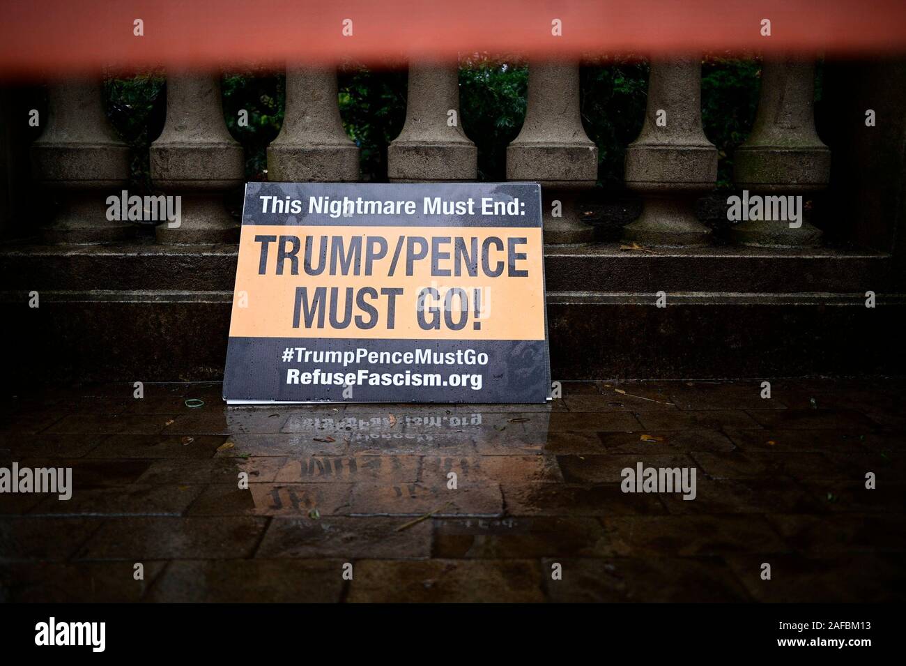 Philadelphie, USA. 14 décembre 2019. Militante de refuser le fascisme protester contre l'administration d'Atout dans le centre ville en tant que Président des Etats-Unis Trump est prévue pour assister à l'Assemblée Army-Navy Football Game au Lincoln Financial Field dans le Sud de Philadelphie, PA, le 14 décembre 2019. Credit : OOgImages/Alamy Live News Banque D'Images