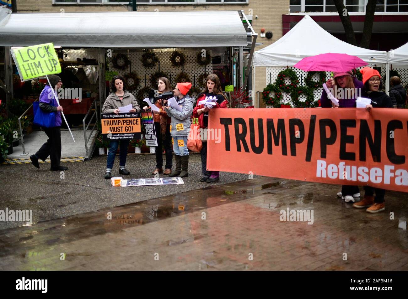 Philadelphie, USA. 14 décembre 2019. Militante de refuser le fascisme protester contre l'administration d'Atout dans le centre ville en tant que Président des Etats-Unis Trump est prévue pour assister à l'Assemblée Army-Navy Football Game au Lincoln Financial Field dans le Sud de Philadelphie, PA, le 14 décembre 2019. Credit : OOgImages/Alamy Live News Banque D'Images