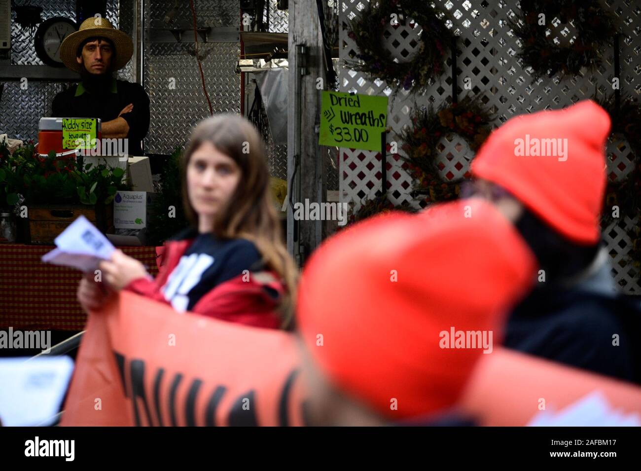 Philadelphie, USA. 14 décembre 2019. Militante de refuser le fascisme protester contre l'administration d'Atout dans le centre ville en tant que Président des Etats-Unis Trump est prévue pour assister à l'Assemblée Army-Navy Football Game au Lincoln Financial Field dans le Sud de Philadelphie, PA, le 14 décembre 2019. Credit : OOgImages/Alamy Live News Banque D'Images