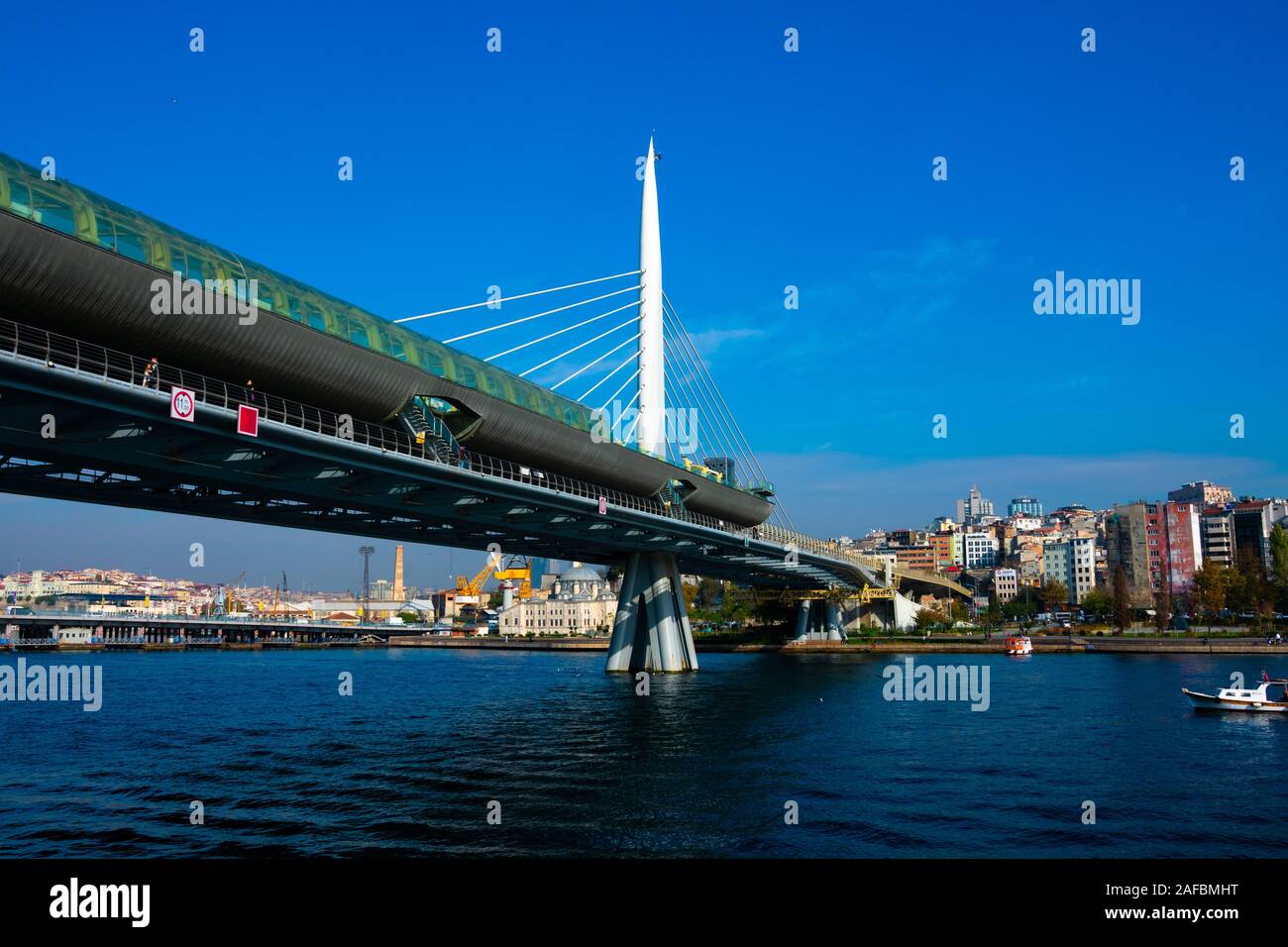 Istanbul, Turquie. 21 novembre, 2019. Métro Pont de Golden Horn (métro) Koprusu Halic, un pont à haubans le long de la ligne M2 du métro d'Istanbul Banque D'Images