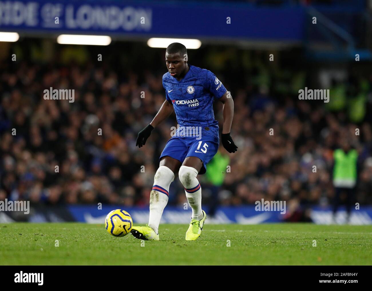 Stamford Bridge, Londres, Royaume-Uni. 14 Décembre, 2019. Premier League anglaise de football, Chelsea contre Bournemouth AFC ; Kurt Zouma de Chelsea - strictement usage éditorial uniquement. Pas d'utilisation non autorisée avec l'audio, vidéo, données, listes de luminaire, club ou la Ligue de logos ou services 'live'. En ligne De-match utilisation limitée à 120 images, aucune émulation. Aucune utilisation de pari, de jeux ou d'un club ou la ligue/player Crédit : publications Plus Sport Action/Alamy Live News Banque D'Images