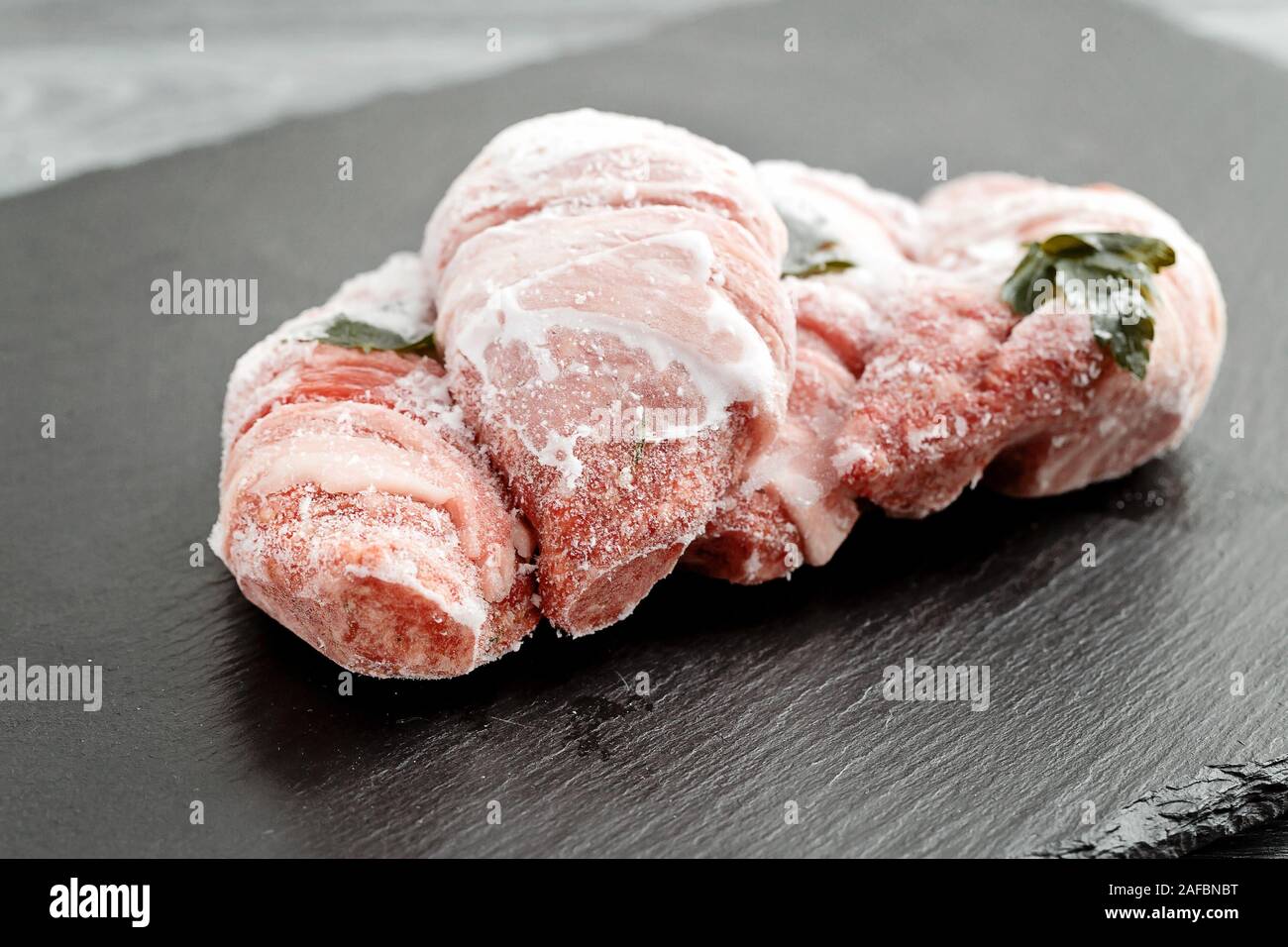 La viande congelée dans du givre dans un plateau en plastique blanc avec  des légumes verts Photo Stock - Alamy