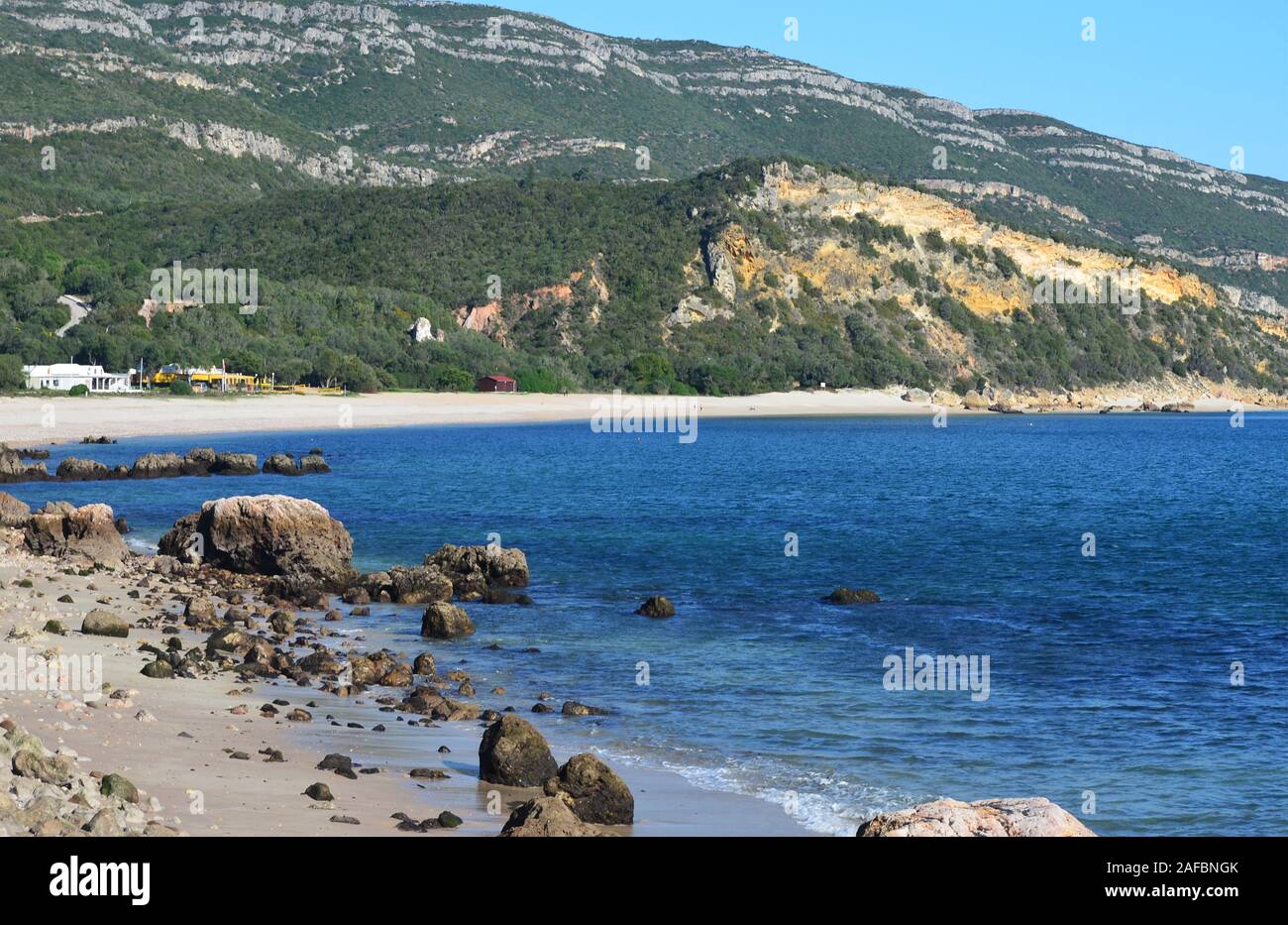 Plage de Portinho da Arrábida au sein du parc naturel de Serra da Arrábida, Portugal Banque D'Images