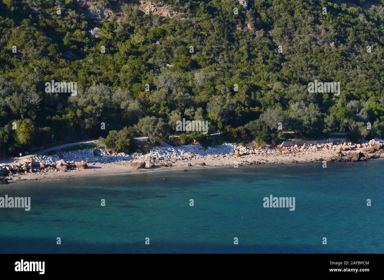 Plage de Portinho da Arrábida au sein du parc naturel de Serra da Arrábida, Portugal Banque D'Images