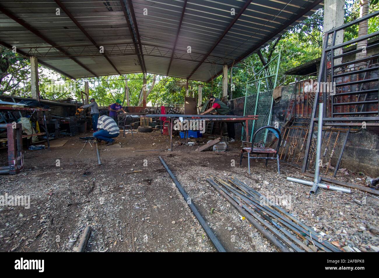 L'image spectaculaire d'une petite boutique et armés de travailleurs du métal à petite ville de montagne de la région des Caraïbes. Banque D'Images