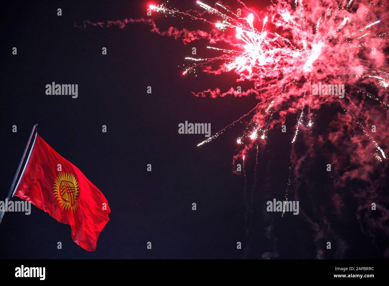 (191214) -- BISHKEK, 14 décembre 2019 (Xinhua) -- photos prises le 13 décembre 2019 montre l'arbre de Noël d'artifice lors d'une cérémonie à l'allègement de la place Ala-Too à Bichkek, capitale du Kirghizistan. Des centaines de résidents locaux ont assisté à la cérémonie d'éclairage du 25 mètres de haut sur l'arbre de Noël Vendredi. (Photo par Roman/Xinhua) Banque D'Images