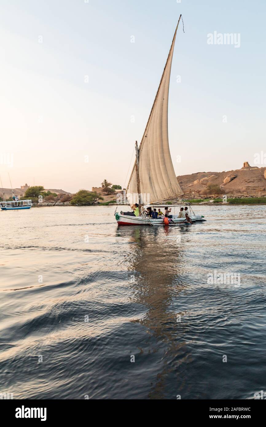 L'Afrique, l'Égypte, Assouan. Le 8 octobre 2018. Une felouque, un bateau à voile traditionnel en bois, sur le Nil à Assouan. Banque D'Images