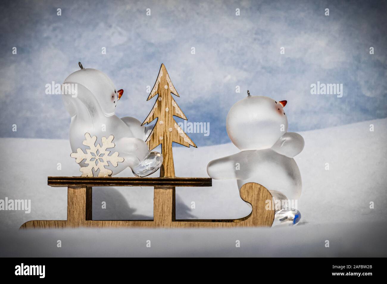 Carte de Noël, des bonhommes de jouets, les ornements de verre, sur un traîneau dans la neige Banque D'Images