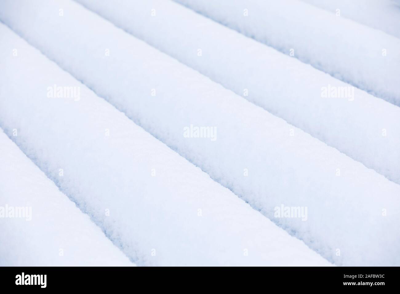 Libre de lignes d'amoncellements de neige d'un blanc pur à l'hiver Banque D'Images