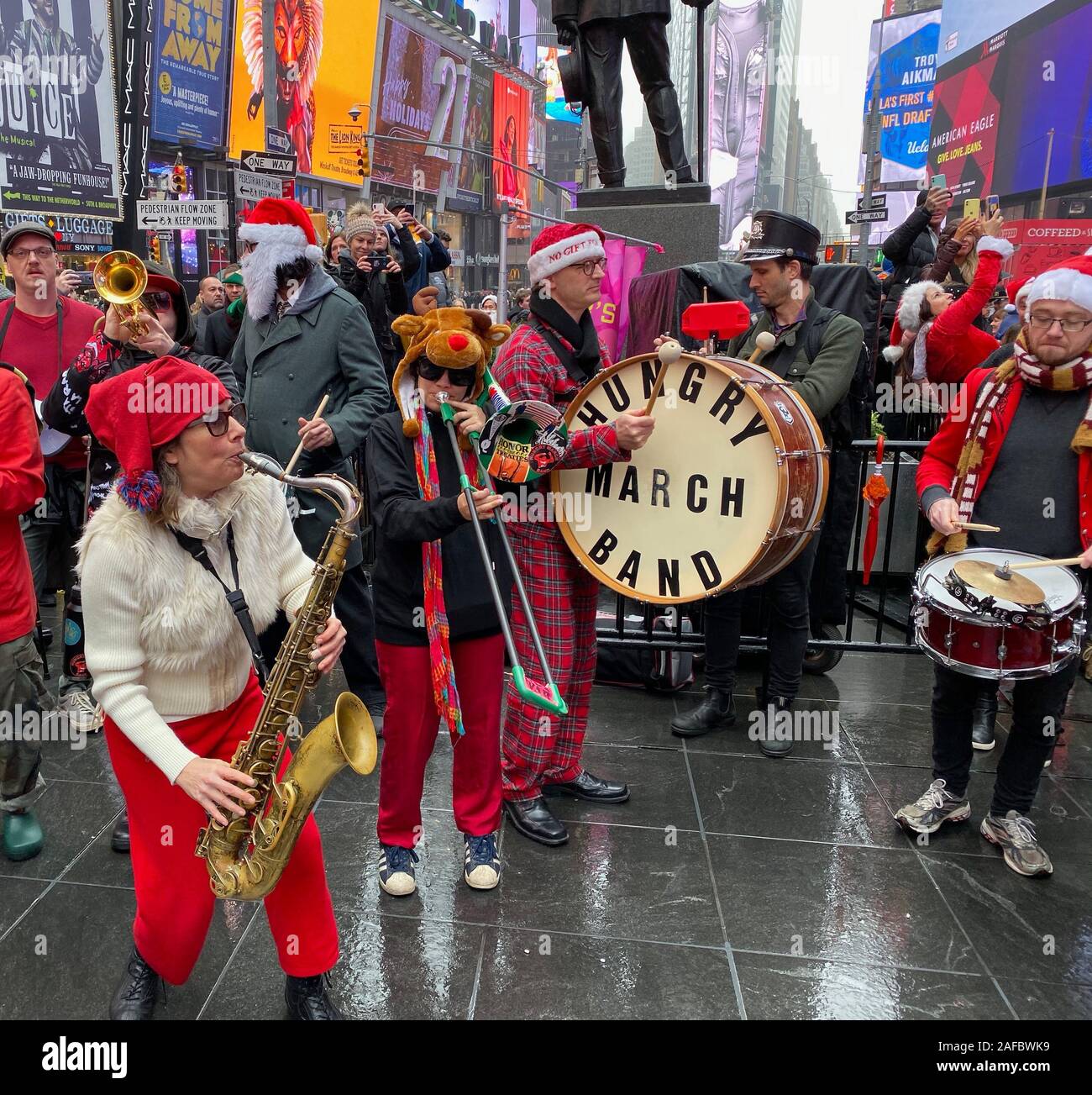 New York, NY, USA. 14 Décembre, 2019. La bohème au début de SantaCon PARIS 2019 bar/pub crawl pour la charité à Times Square à New York le 14 décembre 2019. Rainmaker : Crédit Photo/media/Alamy Punch Live News Banque D'Images