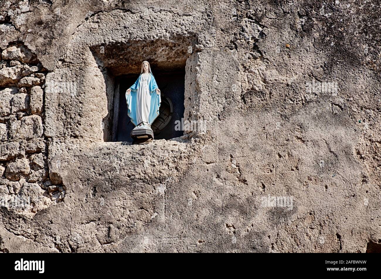 Une icône d'un saint est placé dans une petite niche de fenêtre sur un mur dans le village des Baux-de-Provence dans le sud de la France. Banque D'Images