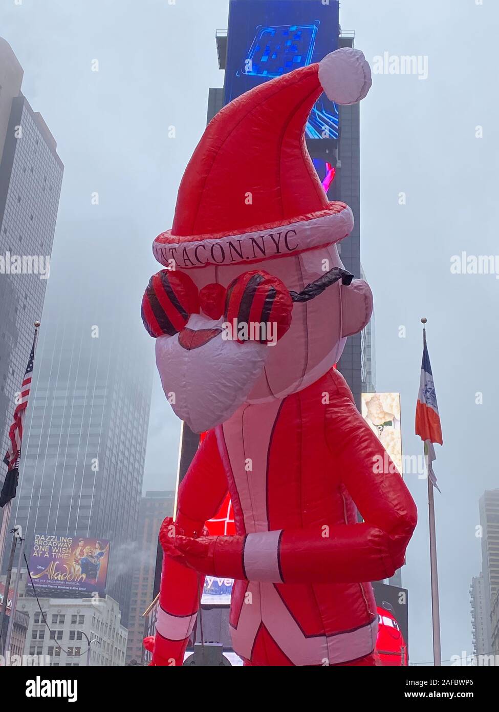 New York, NY, USA. 14 Décembre, 2019. La bohème au début de SantaCon PARIS 2019 bar/pub crawl pour la charité à Times Square à New York le 14 décembre 2019. Rainmaker : Crédit Photo/media/Alamy Punch Live News Banque D'Images